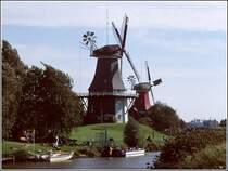 Die M�hlen von Greetsiel. Scan eines Dias aus dem Jahr 2004.