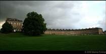 Bath - The Royal Crescent (Architekt John Wood der Jngere)  1767 entstand der Royal Crescent (dt. kniglicher Halbmond), ein halbkreisfrmiger Platz, der an der offenen Seite den Blick in einen englischen Garten erffnet. Im Gegensatz zu den bewegten Grundrissformen der Stadterweiterung steht die architektonische Gestaltung der Hausfassaden. Die Kolossalordnung der Halbsulen und Pilaster ber einem Sockelgeschoss, hinter der sich Reihenhuser befinden, wird fast immer ohne Akzentuierung und Rhythmisierung um das Platzrund gefhrt.  Quelle: Wikipedia