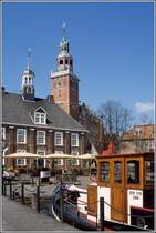 Hinter dem Haus des Handwerks berragt der Rathausturm die Stadt. Scan eines Dias aus dem Jahr 2005.