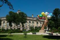 “Bouquet of Tulips” by Jeff Koons (Tulipes de Jeff Koons). Eine aussergewhnliche Installation in Paris, fotografiert in Juni, 2023.