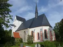 Langhennersdorf, evangelische St. Nicolai Kirche, gotische Saalkirche, erbaut im 13. Jahrhundert, erweitert um 1500 (18.09.2023)