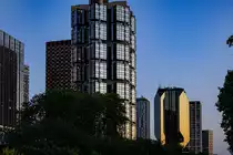 Hochh�user am Ufer der Seine beim Sonnenuntergang an einem sch�nen Juniabend in 2023.