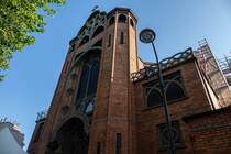 glise Saint-Jean de Montmartre (Detailaufnahme), erbaut um 1904. Eine interessante Kirche in Rue des Abbesses in Paris. Das Foto stammt von Juni, 2023 