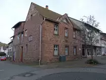Dassel, historische Stadtm�hle, einziges massives Steinhaus in Dassel, heute klassizistischer Bruchsteinbau aus dem 19. Jahrhundert (28.09.2023)
