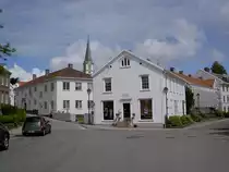 Lillesand, wei�e Holzh�user in der Kirkegata Stra�e (24.06.2013)