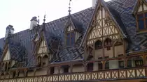 Beaune ist eine von Mauern umgebene Stadt im Zentrum des Weinanbaugebiets Burgund in Frankreich. Sie gilt als Hauptstadt der Burgunderweine. Seit dem 14. Jahrhundert war Beaune neben Dijon Wohnsitz der Herz�ge von Burgund. Das H�tel-Dieu ist ein ehemaliges Krankenhaus in Beaune. Es wurde im Jahre 1443 gegr�ndet und bis 1971 als Hospital genutzt.