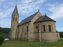 Alsdorf, kath. St. Peter Kirche, neuromanische Kirche aus Bruchsteinen, erbaut von 1903 bis 1907 durch den Architekten Julius Wirtz (22.06.2022)