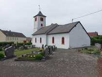 Biesdorf, Pfarrkirche St. Remaclus, Saalbau mit Westturm und Sakristeianbau, erbaut im 18. Jahrhundert (22.06.2022)
