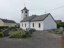 Biesdorf, Pfarrkirche St. Remaclus, Saalbau mit Westturm und Sakristeianbau, erbaut im 18. Jahrhundert (22.06.2022)