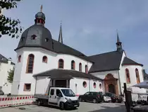 Bitburg, kath. Pfarrkirche Liebfrauen, sp�tgotische Saalkirche, erbaut im 14. Jahrhundert, erweitert mit Westturm 1860 (22.06.2022)