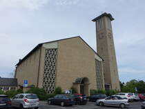 Bitburg, Pfarrkirche St. Peter in der Prlat Benz Strae, erbaut von 1956 bis 1958, Architekt Hans Geimer (22.06.2022)