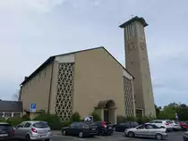 Bitburg, Pfarrkirche St. Peter in der Pr�lat Benz Stra�e, erbaut von 1956 bis 1958, Architekt Hans Geimer (22.06.2022)