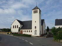 Ernzen, kath. Pfarrkirche St. Markus, barockes Langhaus von 1731 (22.06.2022)