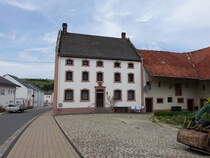 Stahl, Hofanlage in der Oberweiser Strae, stattlicher Winkelhof von 1722 (22.06.2022)