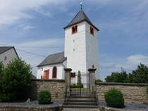 Stockem, kath. Pfarrkirche St. Hubertus, Chorturm erbaut 1220, Langhaus 13. Jahrhundert (22.06.2022)
