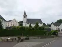 Utscheid, kath. Pfarrkirche St. Peter, mittelalterlicher Ostturm, Kirchenschiff erbaut 1965 durch den Architekten Geimer (22.06.2022)
