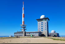Sendemast, Brockenhotel und Brockenhaus bei bestem sptsommerlichen Wetter, ohne Wind, ohne viele Menschen und ohne Wolken am Himmel.

🕓 5.9.2023 | 15:13 Uhr