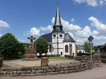 Schleidweiler, kath. Pfarrkirche St. Martin, barocker Saalbau, erbaut 1751, erweitert von 1921 bis 1922 (23.06.2022)
