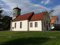 Ahlshausen, evangelische St. Blasius Kirche, erbaut 1711, neuromanischer Kirchturm 19. Jahrhundert (29.09.2023)