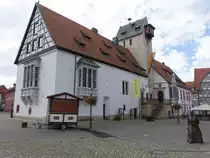 Bad Gandersheim, Rathaus am Marktplatz, �stliche Teil entstammt der ehemaligen Marktkirche, westliche Teil ist das eigentliche Rathaus, erbaut 1432 (29.09.2023)