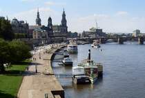 Dresden August 2005, Dampferanlegestelle, im Hintergrund Schlo�turm und Kath. Hofkirche