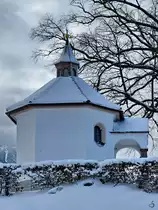 Die Kriegergedenkkapelle befindet sich in unmittelbarer N�he der Pfarrkirche St. Nikolaus in Pfronten. (November 2023)