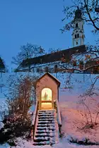 Ein Kapellenbildstock unterhalb der Pfarrkirche St. Nikolaus, so gesehen Ende November 2023 in Pfronten-Ried.