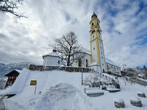 Die Kriegergedenkkapelle und die von 1687 bis 1692 im Barockstil erbaute katholische Pfarrkirche St. Nikolaus, so gesehen Ende November 2023 in Pfronten.