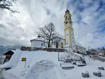 Die Kriegergedenkkapelle und die von 1687 bis 1692 im Barockstil erbaute katholische Pfarrkirche St. Nikolaus, so gesehen Ende November 2023 in Pfronten.