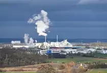 Blick �ber das Gewerbegebiet EURO PARK zur qualmenden Zuckerfabrik Euskirchen - 12.12.2023