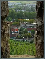 Durch ein Fenster der Burgruine Staufen f�llt am 29.09.2023 der Blick auf Weinberge, den Bahnhof und den Stadtsee von Staufen im Breisgau.