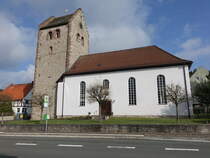 Brevrde, evangelische St. Urban Kirche, romanischer Westturm, barockes Langhaus erbaut 1768 (30.09.2023)