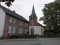 Heinade, evangelische Dorfkirche und Pfarrhaus in der Sollinger Landstra�e, Kirche erbaut 1823 (30.09.2023)