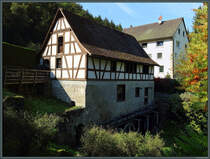 Die Mhle im Weiler bei Sthlingen-Blumegg weist 3 Mhlrder auf, sieht diente u.a. als Gipsmhle. Heute ist heute als voll betriebsfhiges Museum an ausgewhlten Tagen zu besichtigen. Dies war auch am 03.10.2023 der Fall.