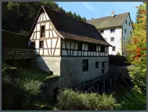 Die M�hle im Weiler bei St�hlingen-Blumegg weist 3 M�hlr�der auf, sieht diente u.a. als Gipsm�hle. Heute ist heute als voll betriebsf�higes Museum an ausgew�hlten Tagen zu besichtigen. Dies war auch am 03.10.2023 der Fall.