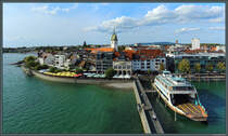 Vom Moleturm bietet sich ein schner Blick auf die Stadt Friedrichshafen. Im Hafen liegt die wenige Tage zuvor ausgemusterte Fhre  Fontainebleau  vor Anker. Aus der Altstadt sticht der Turm der Kirche St. Nikolaus heraus. (04.10.2023)