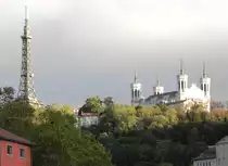 Notre-Dame de Fourvi�re ist eine r�misch-katholische Votiv- und Wallfahrtskirche auf dem Fourvi�re-H�gel in Lyon. Sie wurde ab 1872 erbaut und 1896 geweiht. Im Jahr darauf wurde sie in den Rang einer Basilica minor erhoben. Seit 1998 z�hlt sie zusammen mit anderen historischen St�tten in Lyon zum UNESCO-Weltkulturerbe.