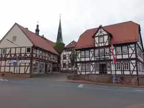 Gieboldehausen, Sparkasse und Fachwerkhaus in der Obertorstra�e (01.10.2023)