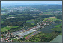 Die Bodenseeregion ist ein Zentrum des Obstanbaus. Zwischen den zu Friedrichhafen gehrenden Drfern Raderach und Unterraderach sorgt ein Gartenbaubetrieb fr weitere Farbtupfer in der Landschaft. Im Hintergrund ist die Kleinstadt Markdorf zu erkennen. (05.10.2023)