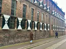 Die Singelstraat im Stadtzentrum von Groningen. An der Westseite der Singelstraat befindet sich das 1602 eingeweihte Provinzialhaus. Aufnahme: 29. Dezember 2023.