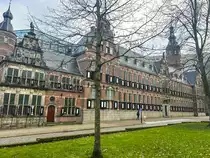 Im Groninger Martinikerkhof. Fr�her boten die Groninger Hofjes kostenlose Unterk�nfte f�r Arme, Witwen und Kranke. Heute wohnen verschiedene Privatpersonen in diesen Oasen der Ruhe im Zentrum der Stadt. Bei einigen k�nnen Sie einfach hineingehen und einen Moment der Stille genie�en. Aufnahme: 29. Dezember 2023.