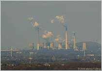 2300 MW Steinkohle-Kraftwerk Scholven in Gelsenkirchen - Von der Bildqualitt her eine Katastrophe (vom Gasometer in Oberhausen durch den Dunst des Ruhrgebiets fotografiert), aber interessant. Auf diesem Foto (vom 17.04.2008) sind noch alle Khltrme zu sehen. Am 10. August 2008 wurden zwei der Khltrme gesprengt.