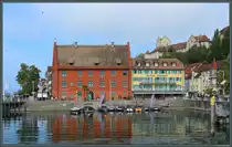 Am Hafen von Meersburg steht das Gredhaus, ein 1505-1509 errichtetes Lager- und Handelshaus. �ber den H�usern thront die Burg Meersburg, welche als �lteste bewohnte Burg Deutschlands gilt. (06.10.2023)