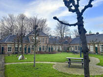 Hofje am pepergasthuis in der Groninger Innenstadt. Ein wichtiges Merkmal der Groninger Hofjes war die gemeinsame Haushaltsfhrung und eine enge Hausgemeinschaft. Das Hofje ist von anliegenden Husern und Anlagen meist durch Mauern oder Wassergrben abgegrenzt und nur ber ein oder zwei Tore zugnglich, die in frheren Zeiten um 22 Uhr geschlossen wurden. Aufnahme: 29. Dezember 2023.