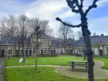 Hofje am pepergasthuis in der Groninger Innenstadt. Ein wichtiges Merkmal der Groninger Hofjes war die gemeinsame Haushaltsf�hrung und eine enge Hausgemeinschaft. Das Hofje ist von anliegenden H�usern und Anlagen meist durch Mauern oder Wassergr�ben abgegrenzt und nur �ber ein oder zwei Tore zug�nglich, die in fr�heren Zeiten um 22 Uhr geschlossen wurden. Aufnahme: 29. Dezember 2023.