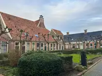 Hofje am Pepergasthuis in der Innenstadt von Groningen. Ein Hofje (niederl�ndisch, kleiner Hof) ist im niederl�ndischen Sprachraum eine aus einzelnen Wohnh�usern und Gemeinschaftseinrichtungen bestehende Wohnanlage, die rund um einen zentralen Hof angelegt ist und von niederl�ndischen Wohlhabenden als Altenwohnungen f�r ihre Bediensteten gestiftet wurden. Aufnahme: 29. Dezember 2023.