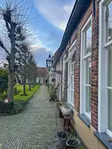 Fu�weg im Innenhof des Pepergasthuis in Groningen. Aufnahme: 29. Dezember 2023.