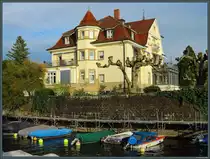 Die Herbstsonne beleuchtet am 07.10.2023 die Villa Seeburg, welche sich am Gondelhafen von �berlingen und am Ufer des Bodensees befindet. Die Jugendstilvilla wird heute als Hotel genutzt. 