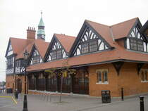 Bray, Town Hall an der Killarney Road mit Mc Donalds Restaurant (12.10.2007)