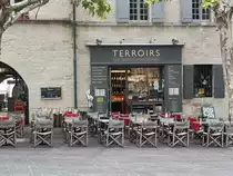 Das Restaurant Terroirs an der Place aux Herbes in Uz�s am 17.10.23.

Uz�s ist eine Kleinstadt im s�dfranz�sischen D�partement Gard in der Region Okzitanien.
Im ersten Jahrhundert unserer Zeitrechnung hatten die R�mer diese Region besetzt. Sie zapften das Wasser der Eure an, die in Uz�s entspringt, und leiteten es weiter bis nach N�mes. Zu diesem Zweck errichteten sie ein 49 km langes Aqu�dukt, dessen bekanntester Abschnitt bis heute erhalten geblieben ist, den Pont du Gard!
